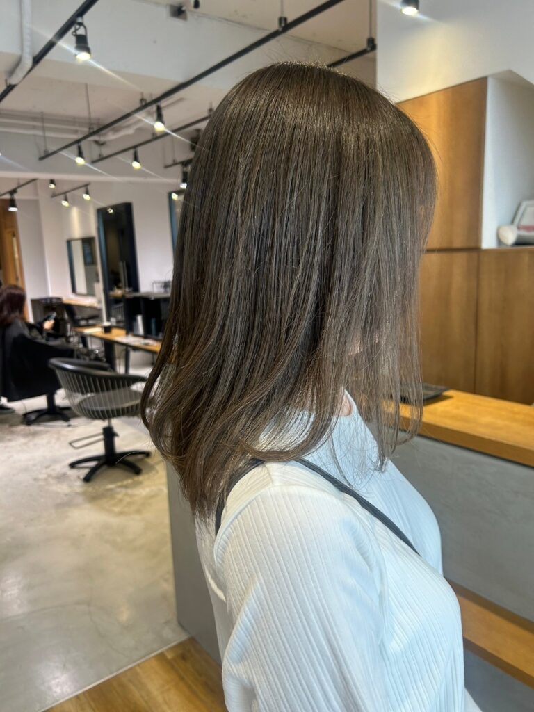 イルミナカラー施術後のグレージュカラーの写真です。セミロングでむらなく染められています。