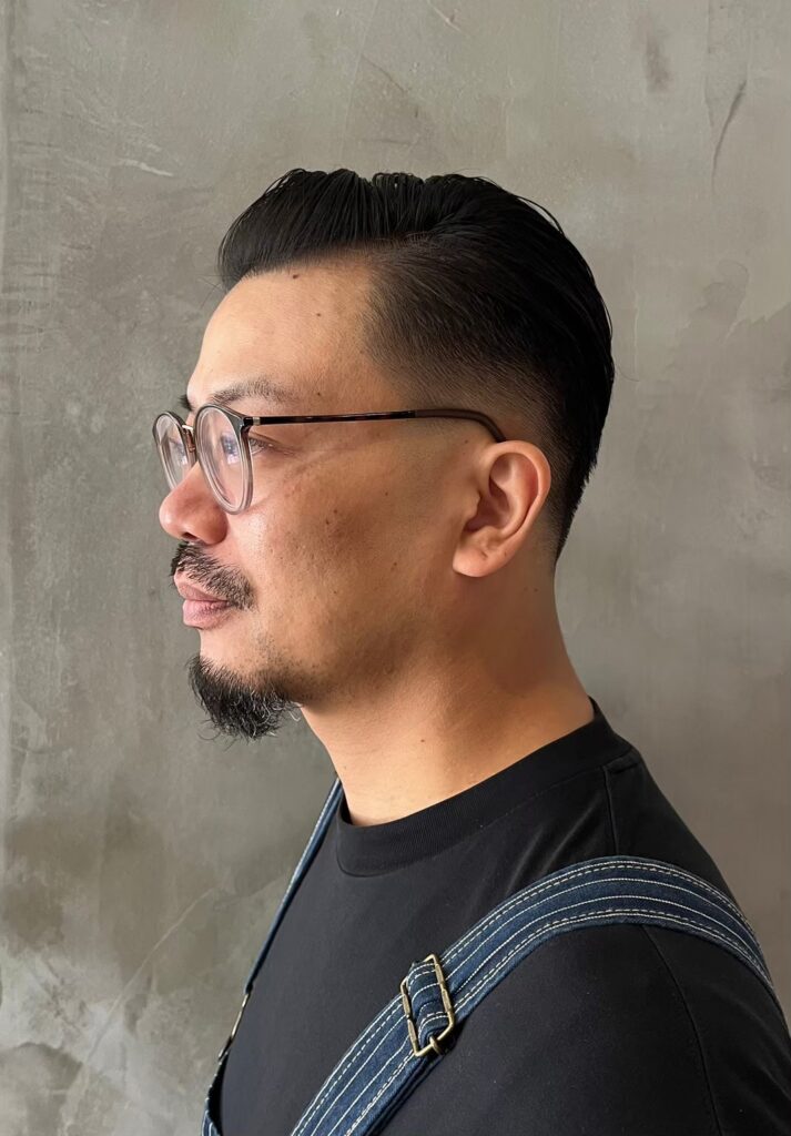 サイドラインが整ったメンズショート（眉が見える髪型）