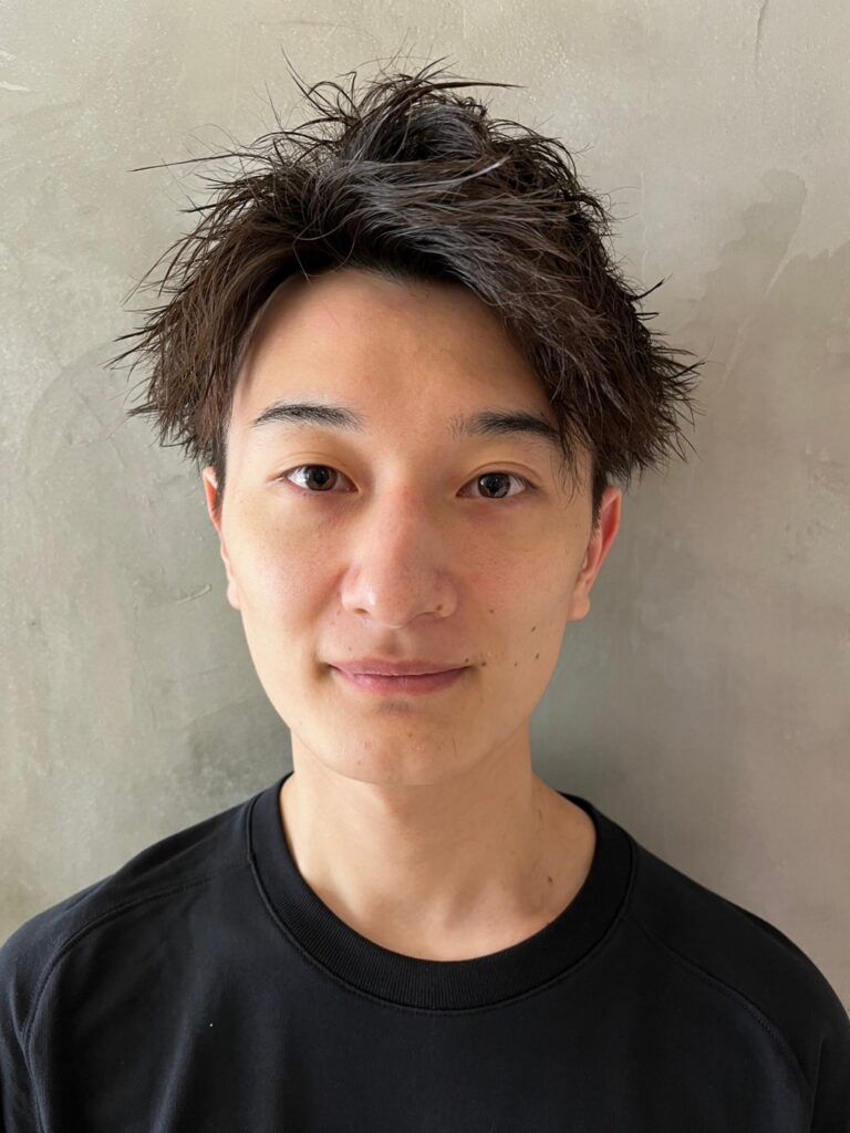 横顔で髪と眉のラインが揃ったメンズスタイル（清潔感・親しみやすさ）