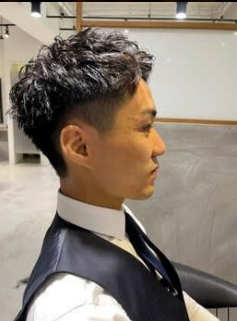 眉と前髪ラインが平行に揃う横顔のメンズスタイル