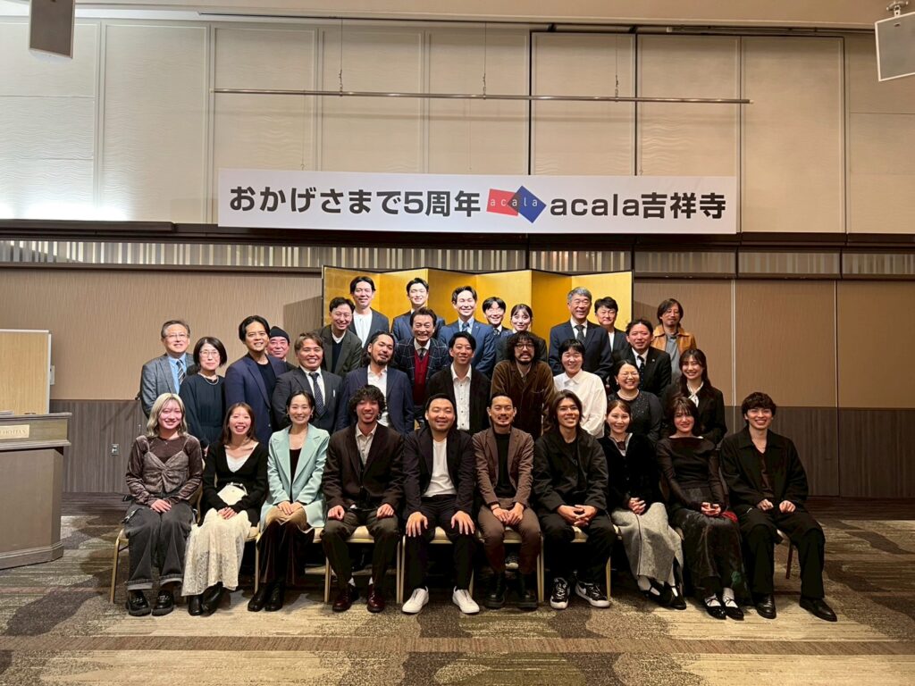 美容室acala5周年記念パーティー笑顔の集合写真
