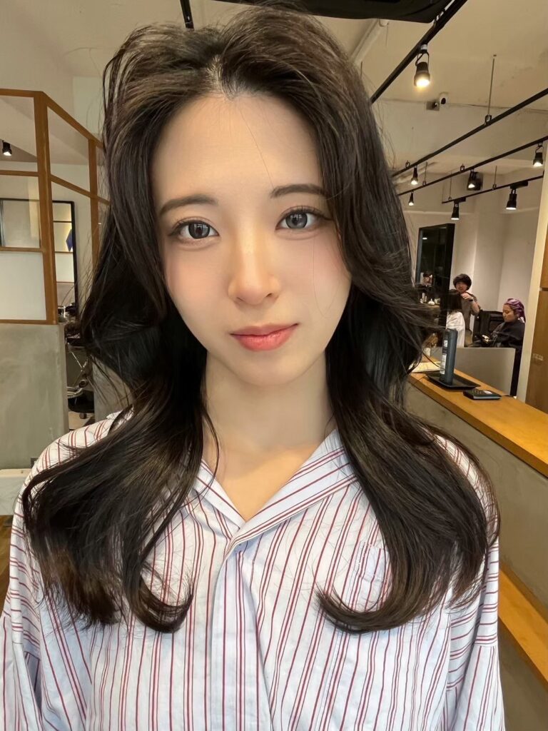 ロングヘアのレイヤーカットの正面からの写真