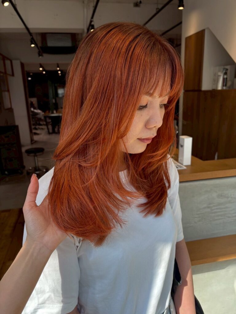 ロングヘアのレイヤーカット斜め横からの写真