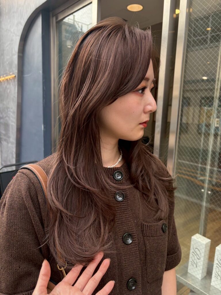 ロングヘアのレイヤーカットスタイル例、前髪をサイドに流しつつレイヤーカットで優雅な雰囲気をつくっています