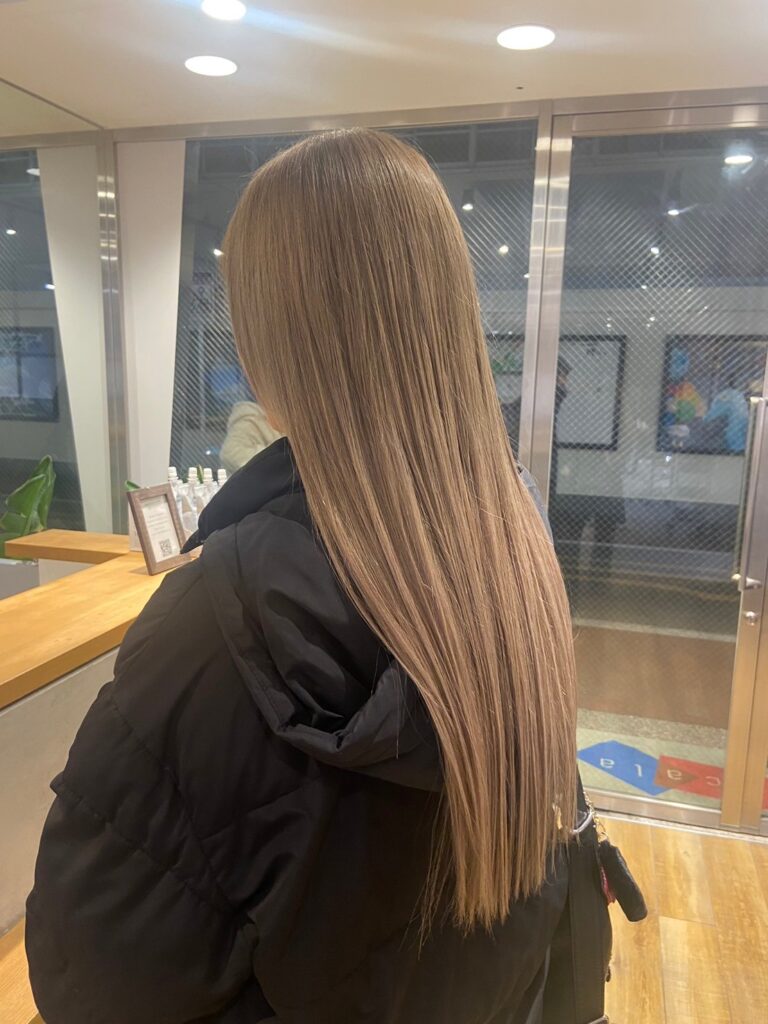 イルミナカラーの例、ロングヘアが毛先まで均一にい染まっています